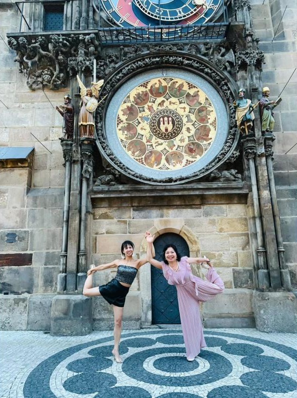Học viên U70 cùng cô Diệp tập tư thế vũ công tại Praha