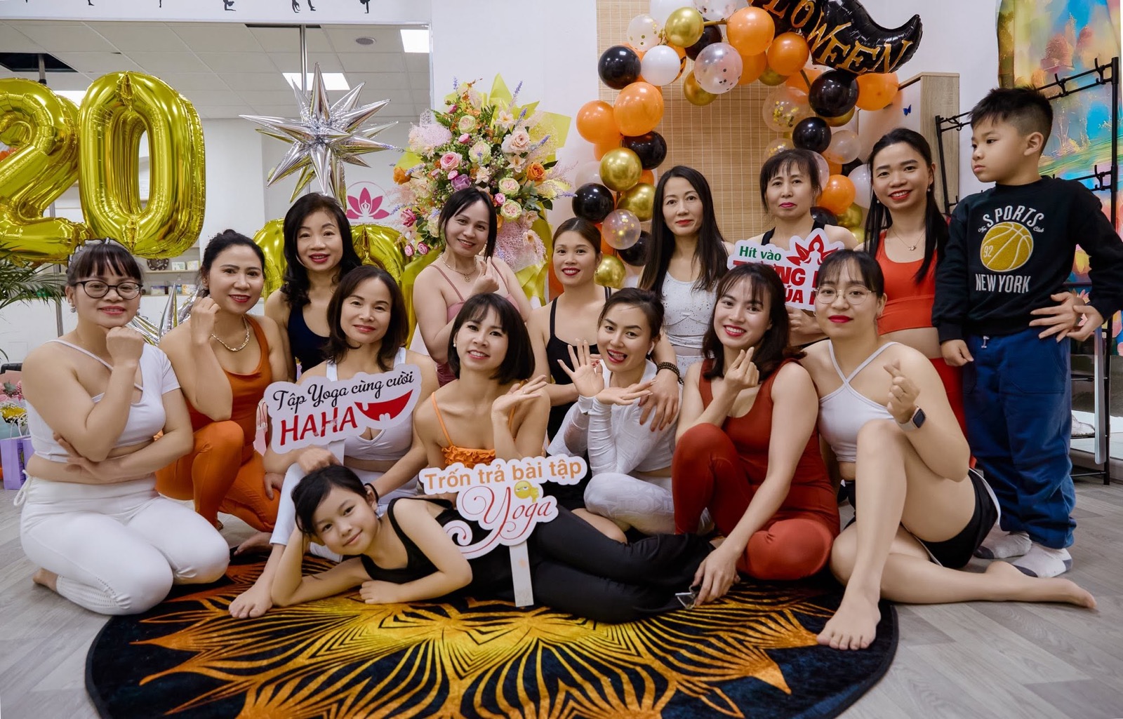 Chị em NU U giao lưu vui vẻ