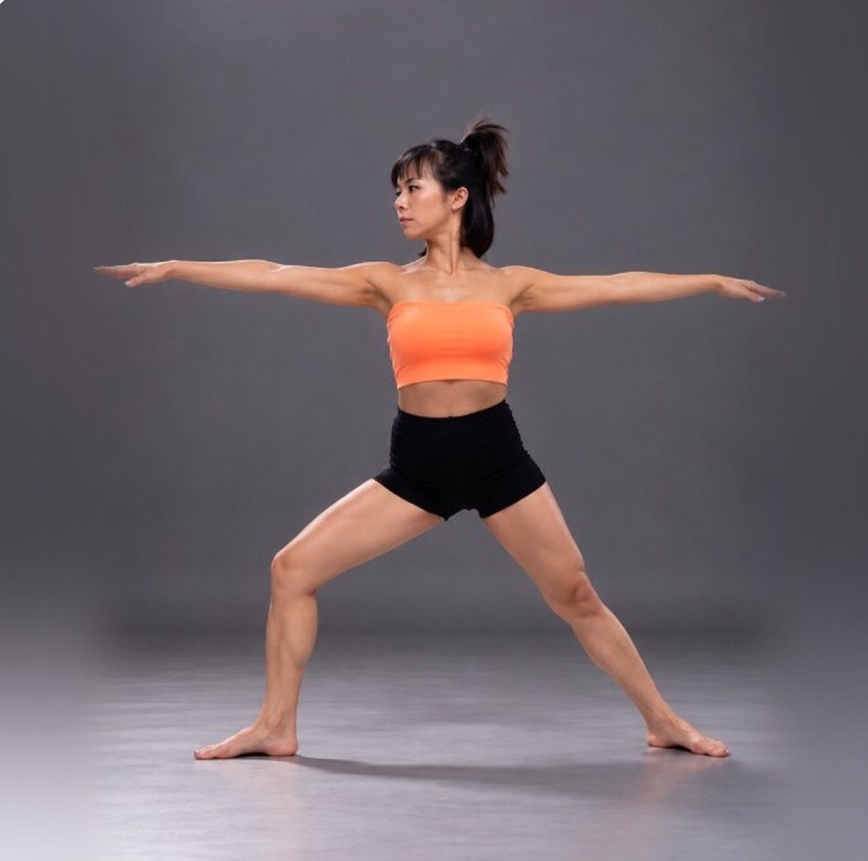 Tư thế Chiến binh 2 – trích ebook 100 Tư Thế Yoga của NU U